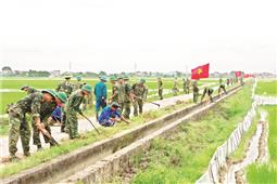 Bộ đội Sao Vàng hành quân dã ngoại làm công tác dân vận